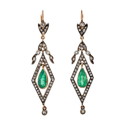 Paar Ohrhänger mit Diamantrosen und Smaragden