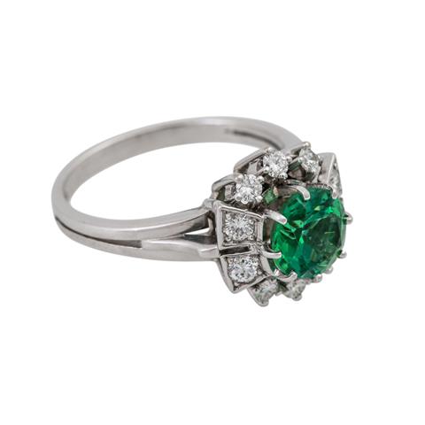 Ring mit grünem Turmalin und 10 Brillanten, zus. ca. 0,2 ct,