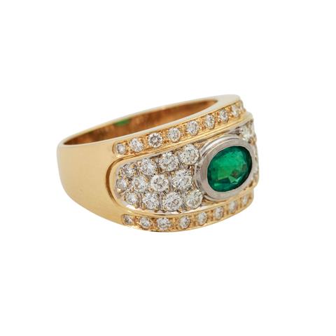Ring mit oval facettiertem Smaragd, ca. 0,93 ct,