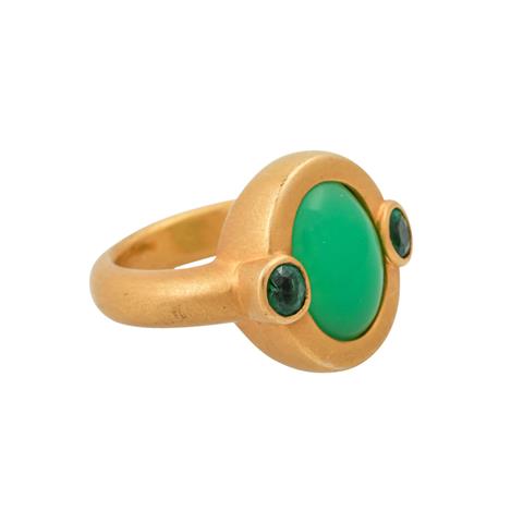 Ring mit ovalem Chrysopras flankiert von 2 grünen Granaten,