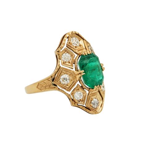 Ring mit Smaragdimitation (Glas) und Diamanten