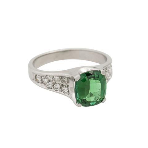 Ring mit feinem grünem Turmalin und Diamanten