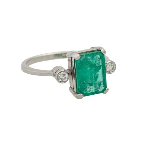 Ring mit Smaragd ca. 3,5 ct und 2 Brillanten zus. ca. 0,14 ct,