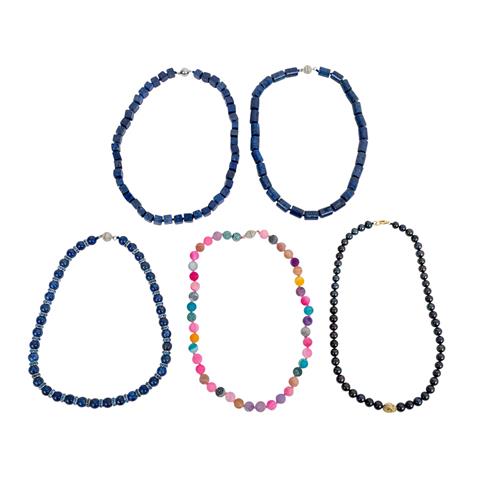 5 moderne Halsketten in Längen von ca. 38 bis 40 cm,