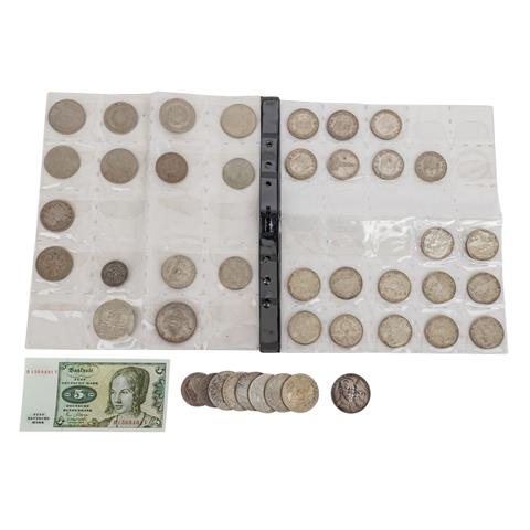 Bunte Zusammenstellung Münzen und Banknoten-