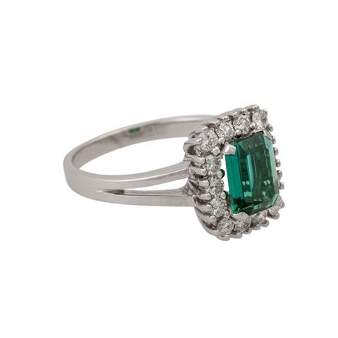 Ring mit grünem Turmalin und 14 Brillanten zus. ca. 0,4 ct,