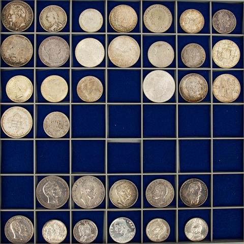 Konvolut - Tableau mit 33 Münzen, darunter