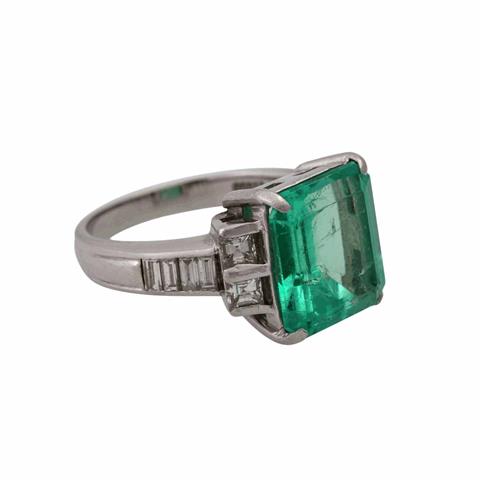 Ring mit Smaragd, ca. 5,29 ct und Diamanten