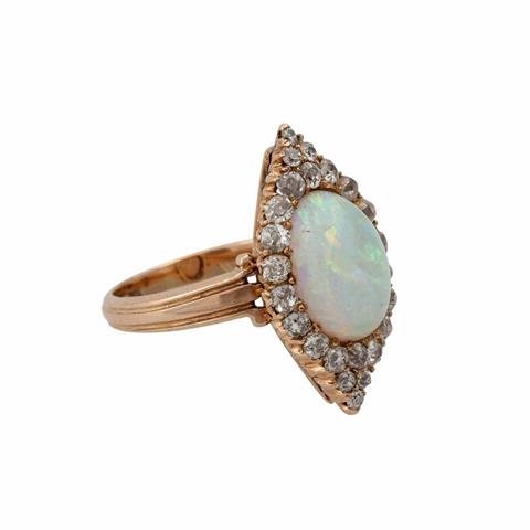 Ring mit ovalem Opalcabochon und Altschliffdiamanten