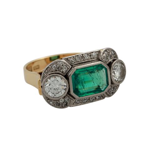 Ring mit Smaragd flankiert von 2 Diamanten zus. ca. 1,4 ct