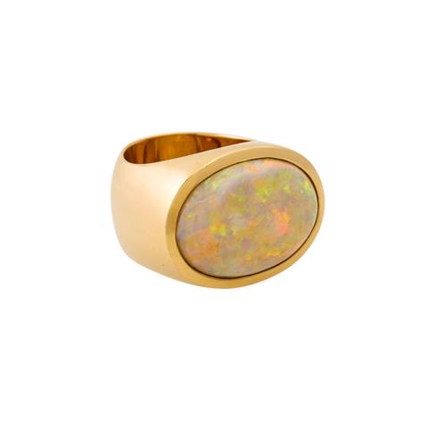 Ring mit ovalem Opal mit lebhaftem Farbspiel