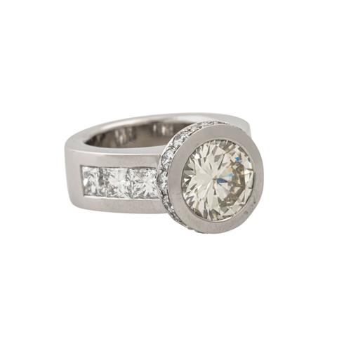 Ring mit Brillant von ca. 3 ct,  6 Prinzessdiamanten zus. ca.1,3 ct