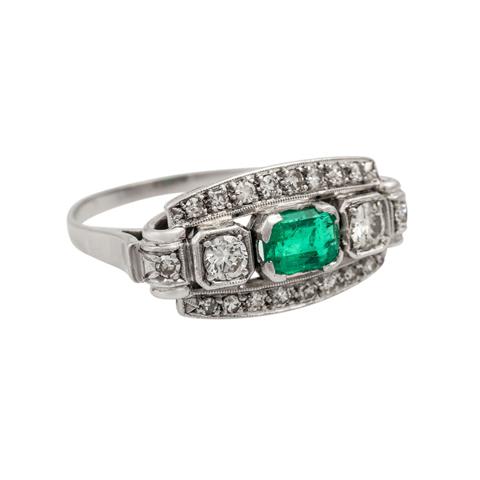 Ring mit Smaragd und Diamanten zus. ca. 0,55 ct,