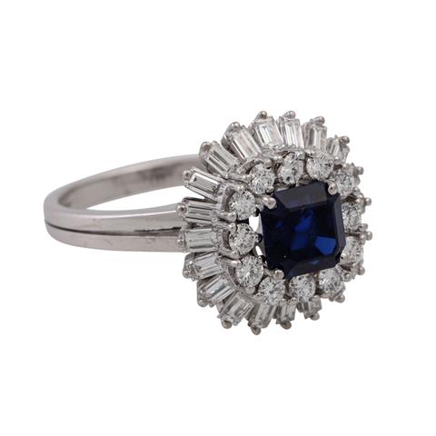 Ring mit Saphir umgeben von Brillanten und Diamantbaguettes,