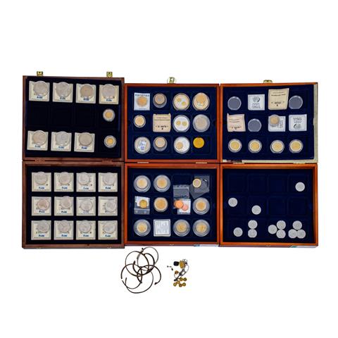 3 Holzboxen mit Münzen und Medaillen