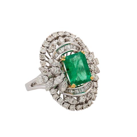 Ring mit Smaragd und Diamanten von zus. ca. 1,5 ct