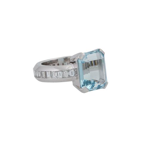 Ring mit Aquamarin und 30 Diamanten im Baguetteschliff,