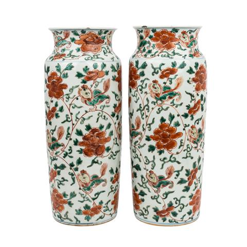 Paar Vasen mit floralem 'Famille-verte'-Dekor. CHINA. 20.Jh.,
