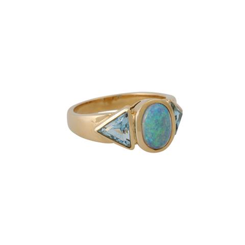 Ring mit ovalem Opal und 2 blauen Topasen