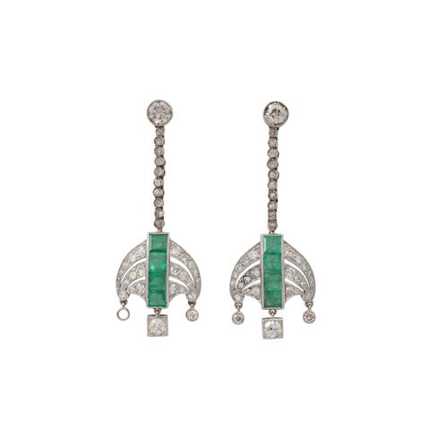 Ohrringe mit Smaragdcarrés und Diamanten von zus. ca. 1,8 ct,
