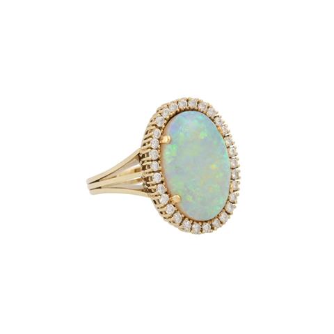 Ring mit ovalem Opal entouriert von Brillanten