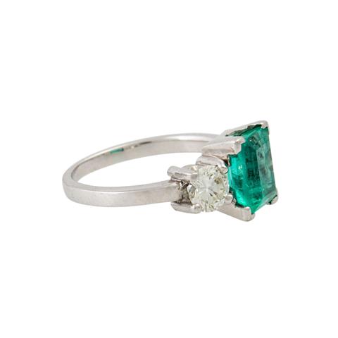 Ring mit Smaragd von ca. 1,5 ct flankiert von 2 Brillanten