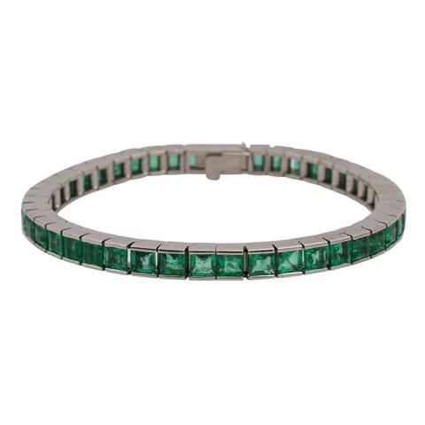 Armband mit 45 Smaragdcarrés von schöner Farbe und Leuchtkraft,
