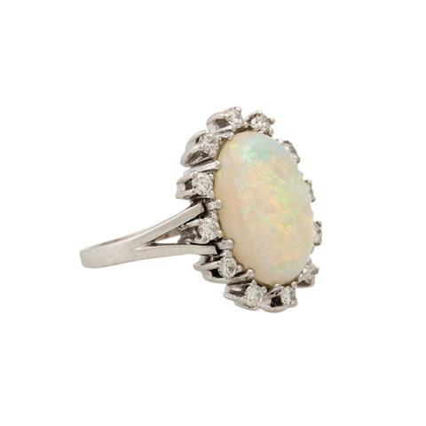 Ring mit weißem Opal umgeben von 12 Brillanten zus. ca. 0,2 ct,