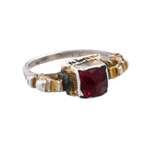 Renaissance Ring mit rotem Glasstein,
