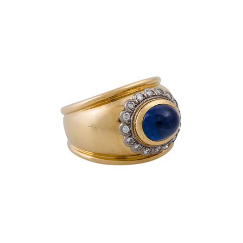 JACOBI Ring mit ovalem Saphircabochon entouriert von Brillanten,