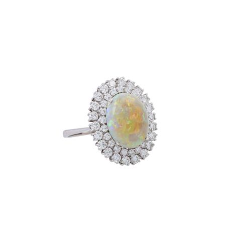 Ring mit ovalem Opal und ca. 44 Brillanten von zus. ca. 1,6 ct,