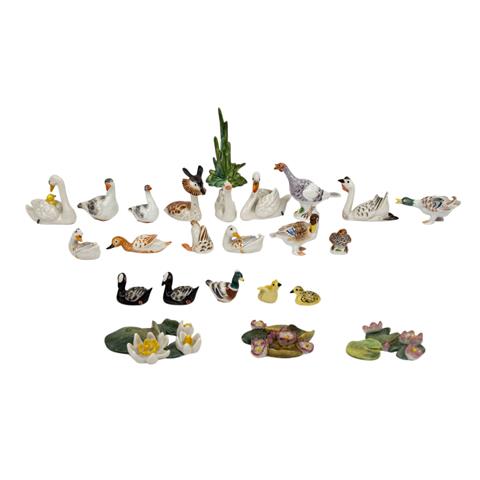 KONVOLUT "Sammlung von 24 Miniaturfiguren von verschiedenen Wasservögeln und Wasserpflanzen"