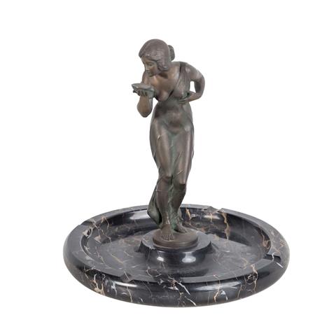 WAGNER, EUGEN (1871-1942), "Junge Frau mit Trinkschale" auf Marmorschale,