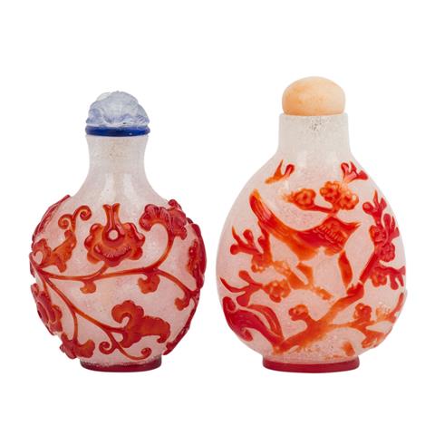 Zwei Überfangglas-snuff bottle.CHINA, 19./20. Jh..