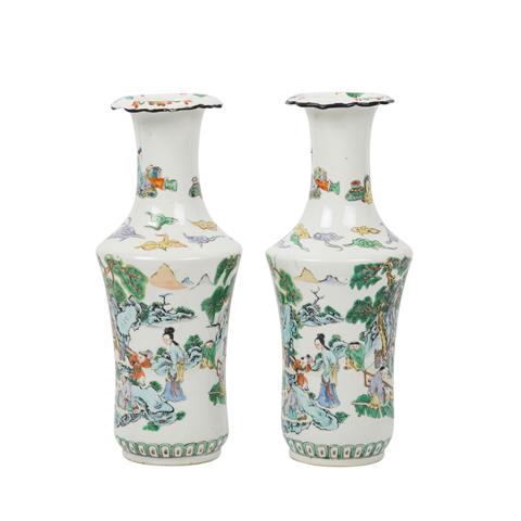 Paar famille verte-Vasen. CHINA, 19. Jh.,