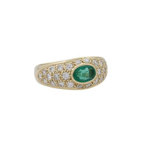 Ring mit Smaragd ca. 0,60 ct und Brillanten zus. ca. 0,50 ct,