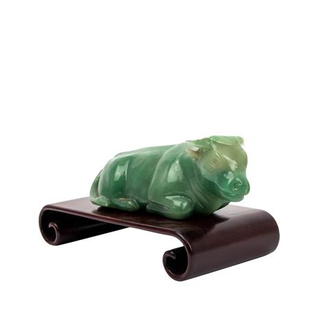 Schnitzerei eines liegenden Büffels aus grüner Jade. CHINA, 19. Jh.,