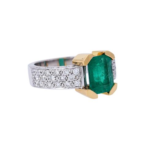Ring mit Smaragd 2,64 ct von schöner Farbe,