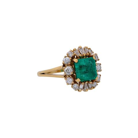 Ring mit Smaragd umgeben von Diamanten zus. ca. 0,57 ct,