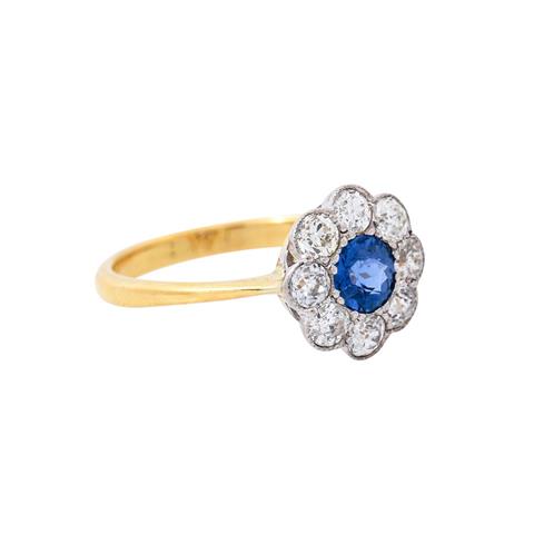 Ring mit kornblumenblauem Saphir umgeben von Altschliffdiamanten