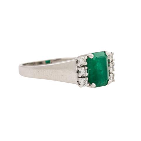 Ring mit Smaragd ca. 1,43 ct  und Brillanten zus. ca. 0,23 ct