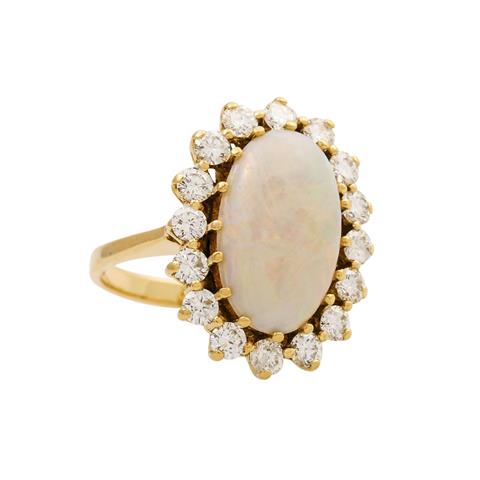 Ring mit ovalem Opal entouriert von 16 Brillanten zus. ca. 1,25 ct