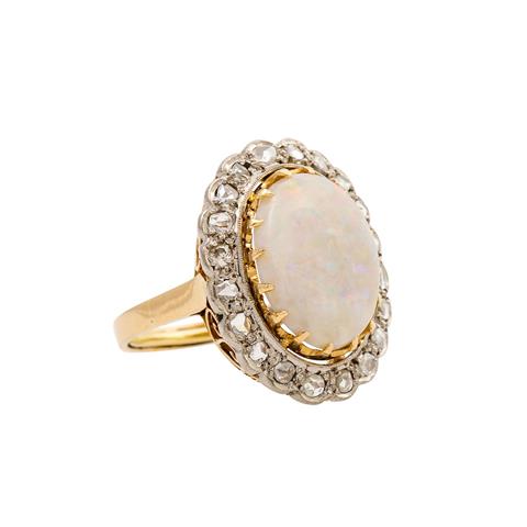 Ring mit ovalem Opal umgeben von Diamantrosen