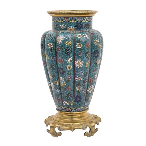 Cloisonné-Vase in Ormolu-Montierung. CHINA, 19. Jh.,