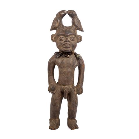 Skulptur einer magischen männlichen Figur. KAMERUN/AFRIKA, um 1900 oder älter.