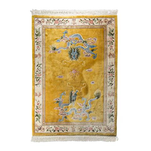Peking Teppich. CHINA, 20. Jh., 305x217 cm.