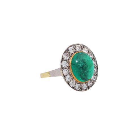 Ring mit schönem Smaragdcabochon und Altschliffdiamanten