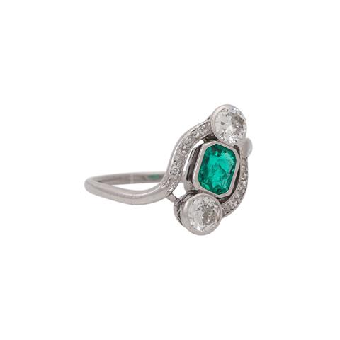 Hübscher Smaragdring mit Altschliffdiamanten von zus. ca. 0,5 ct,