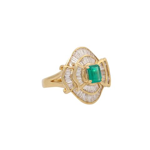 Ring mit feinem Smaragd und Diamanttrapezen von zus. ca. 2 ct,