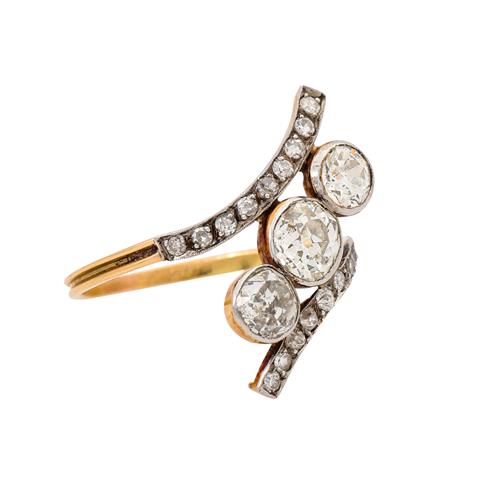 Ring mit 3 Atlschliff-Diamanten zus. ca. 1,4 ct,